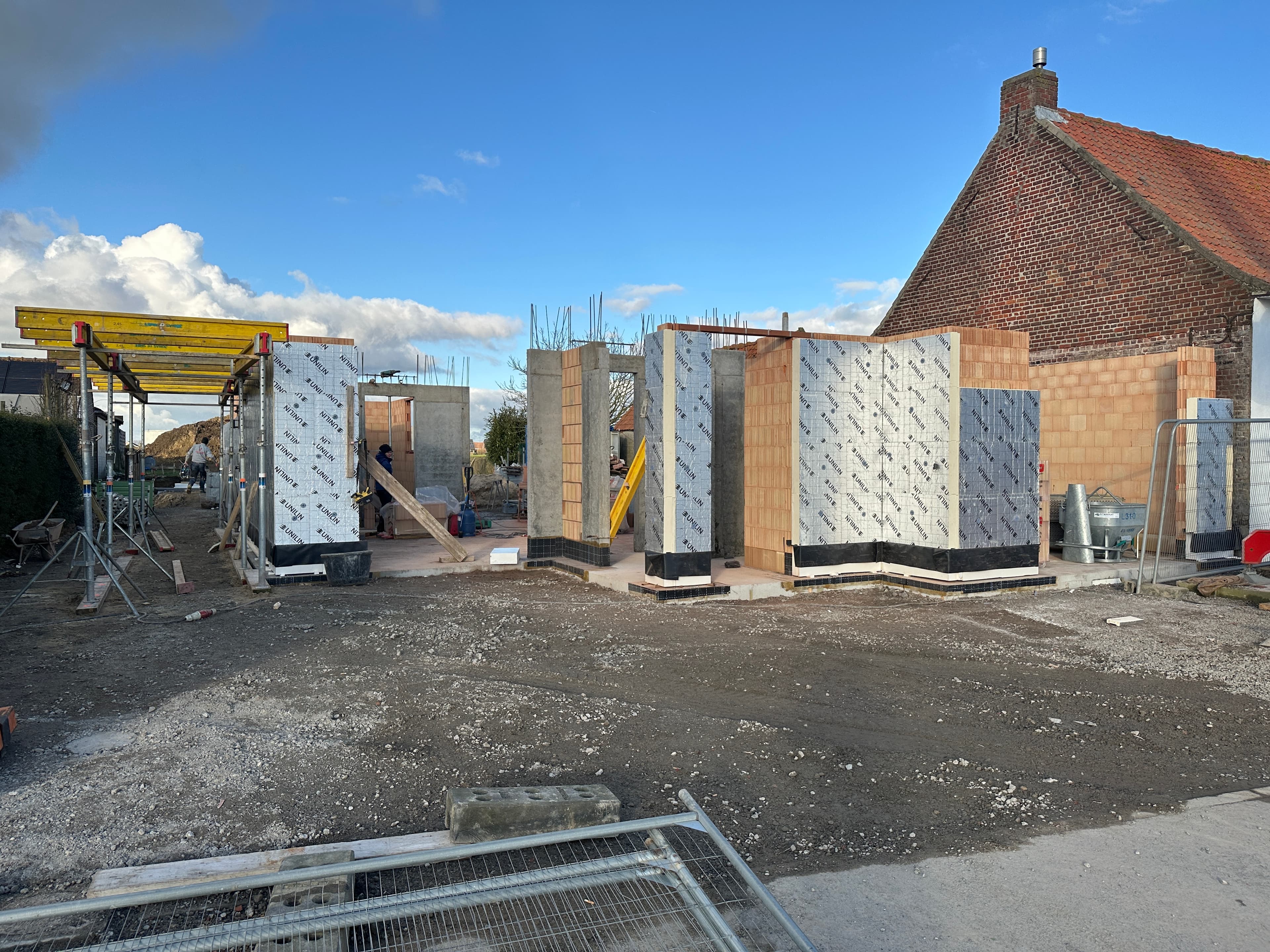 Cover Image for De eerste muren staan er